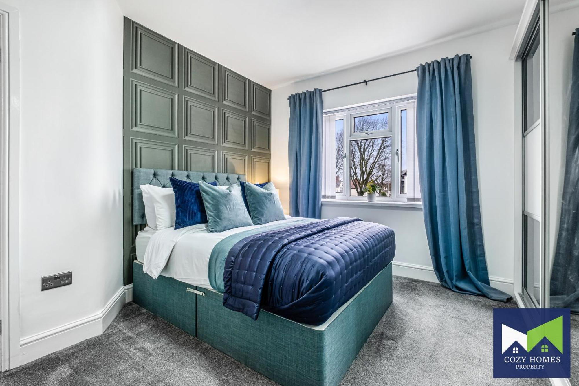 Modern-family-contractors-netflix-fast Wifi-private Parking-nec-hs2-jlr *