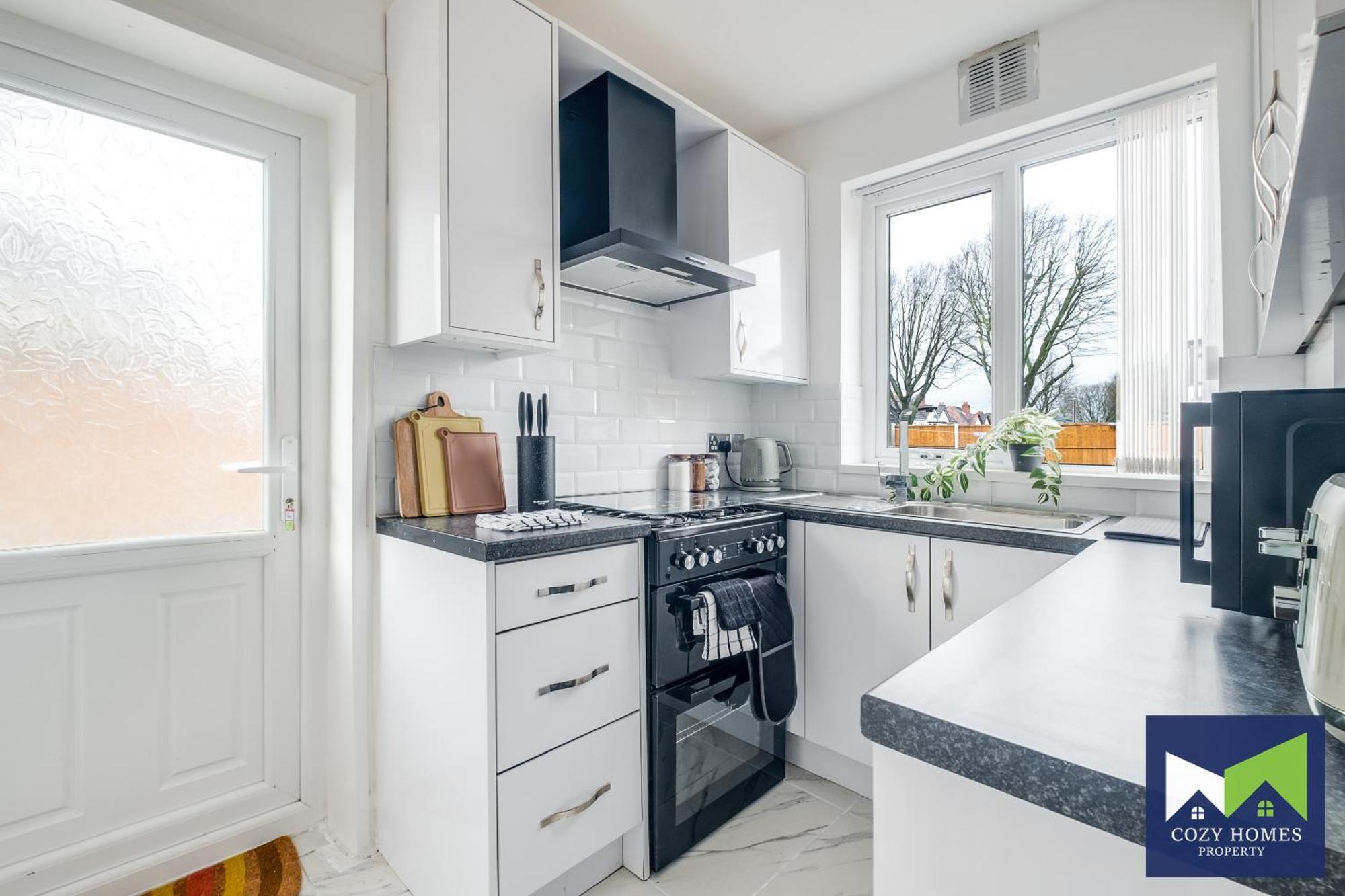 Modern-family-contractors-netflix-fast Wifi-private Parking-nec-hs2-jlr Holiday home