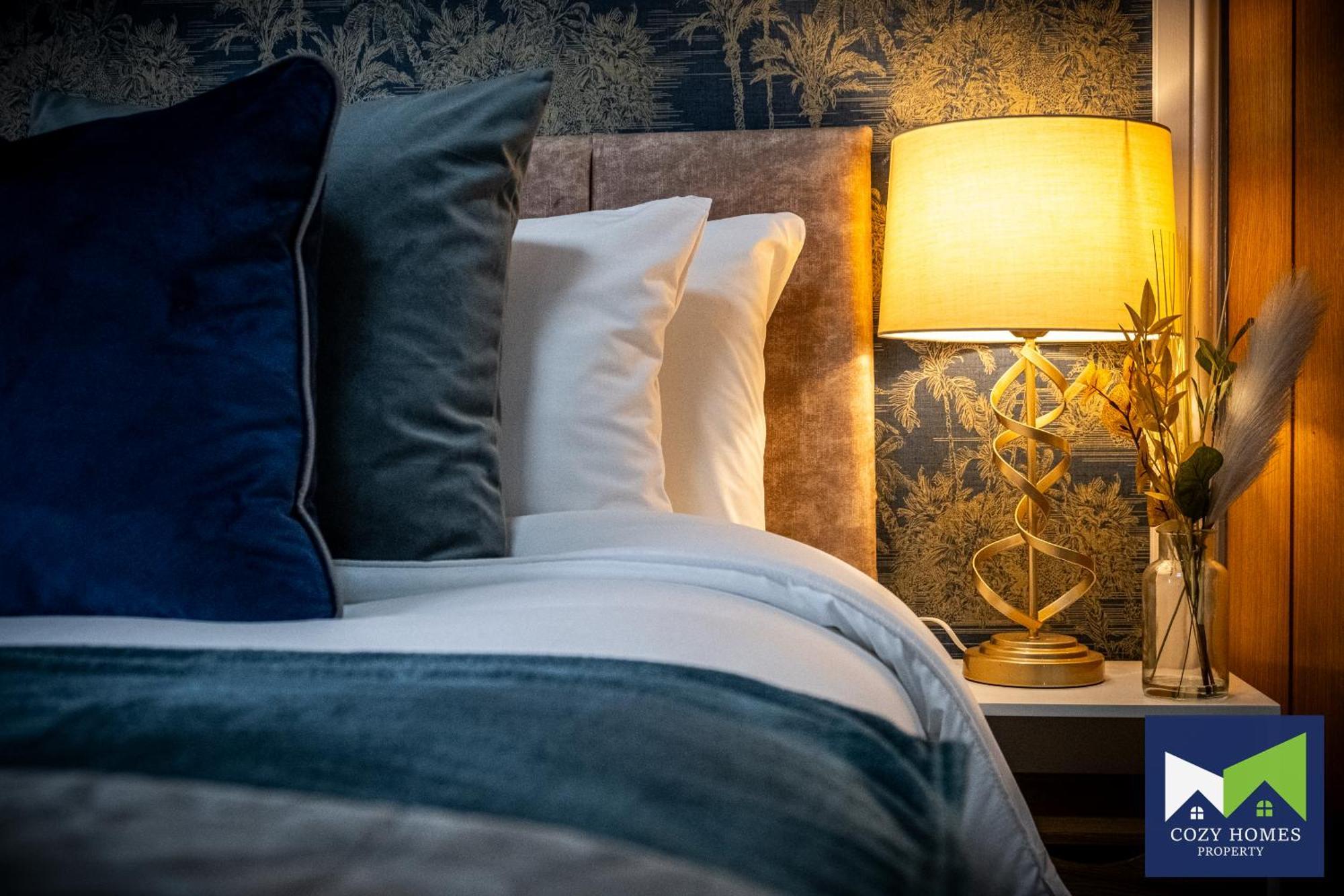 Modern-family-contractors-netflix-fast Wifi-private Parking-nec-hs2-jlr Holiday home *