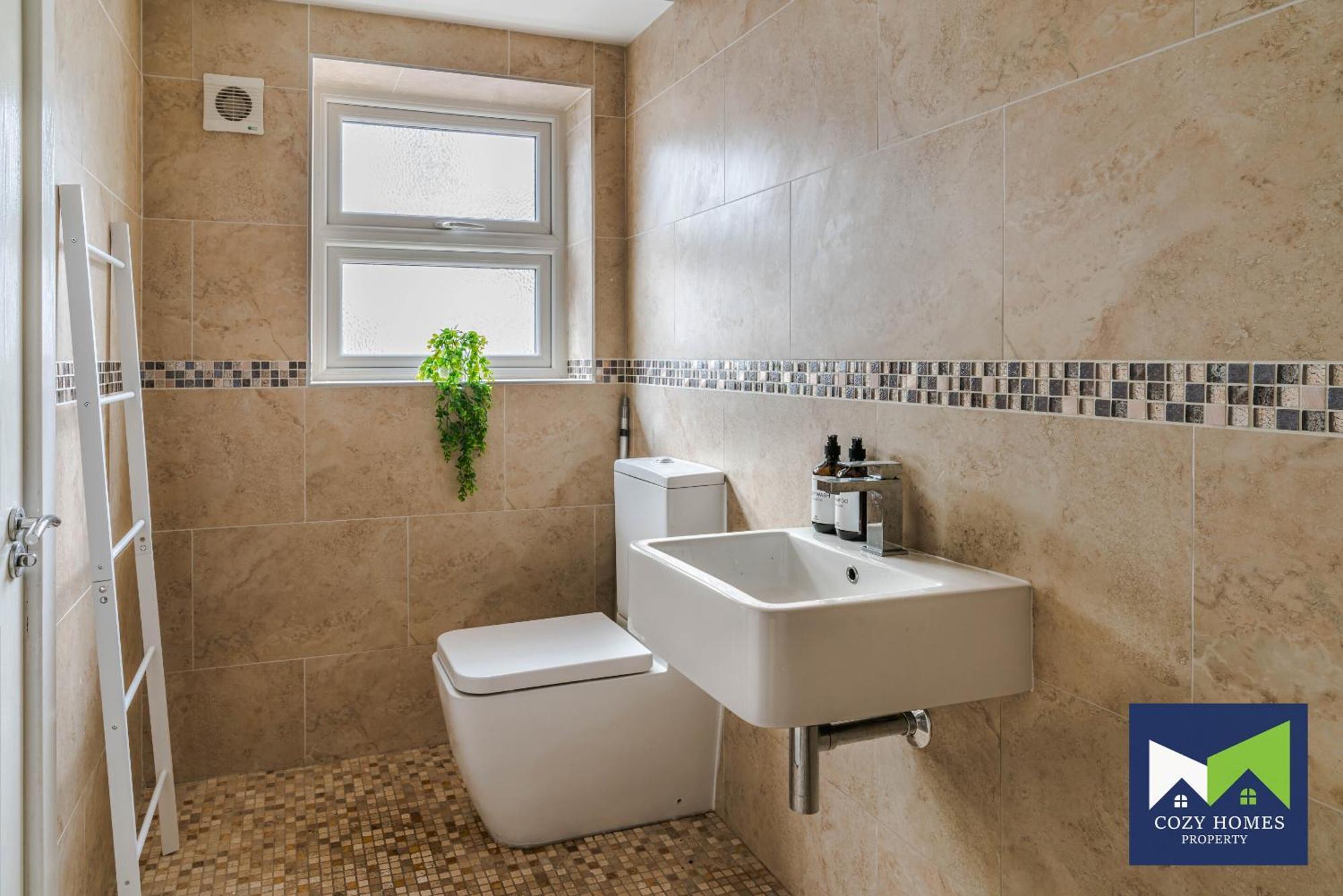 Holiday home Spacious And Comfortable 5 Bedroom, 3 Bathroom With Pool Table, Perfect For Contractors, Nec, Family Relocations