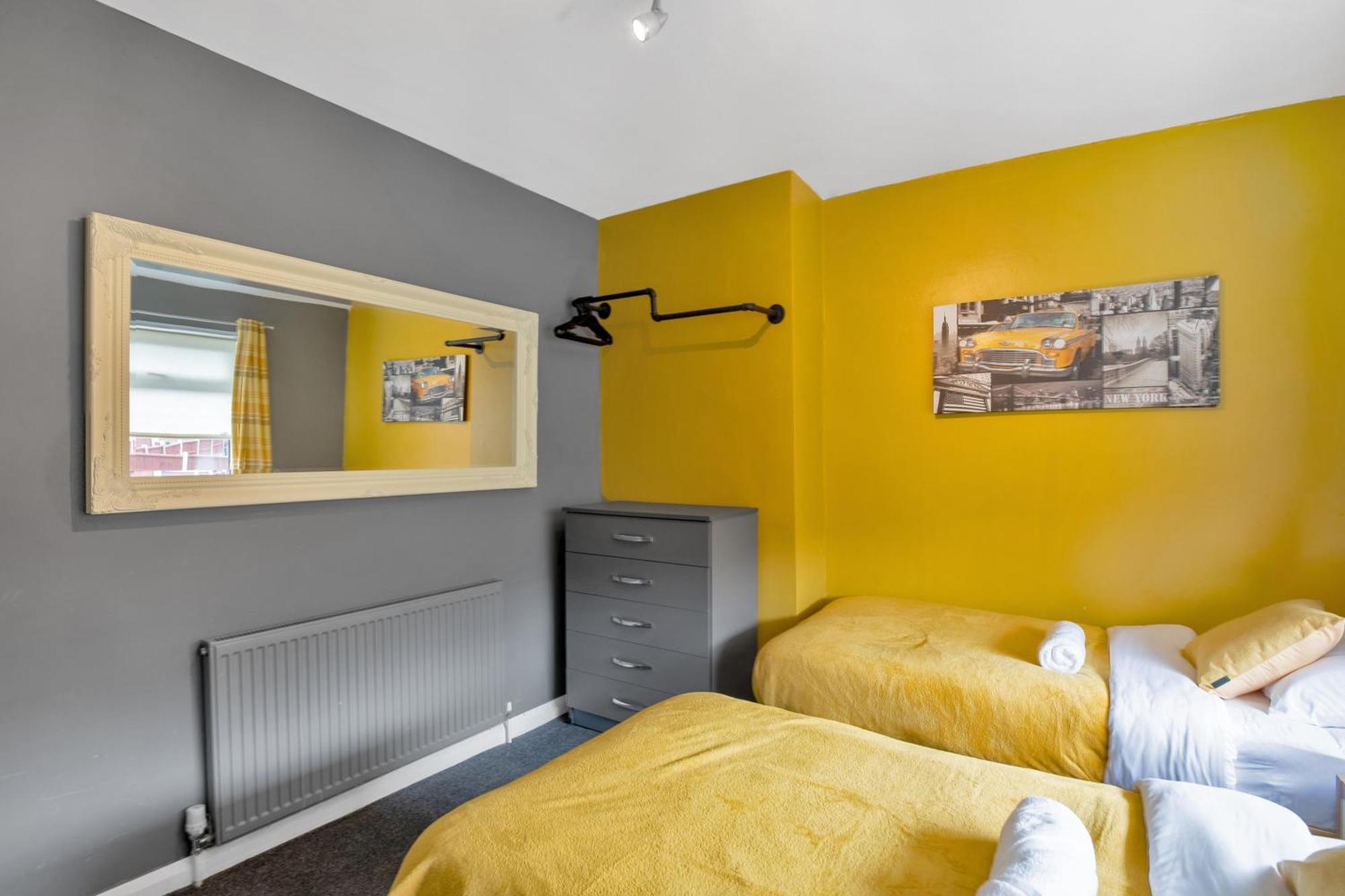 Charming 3-bedroom House, Close To Centre, Free Parking