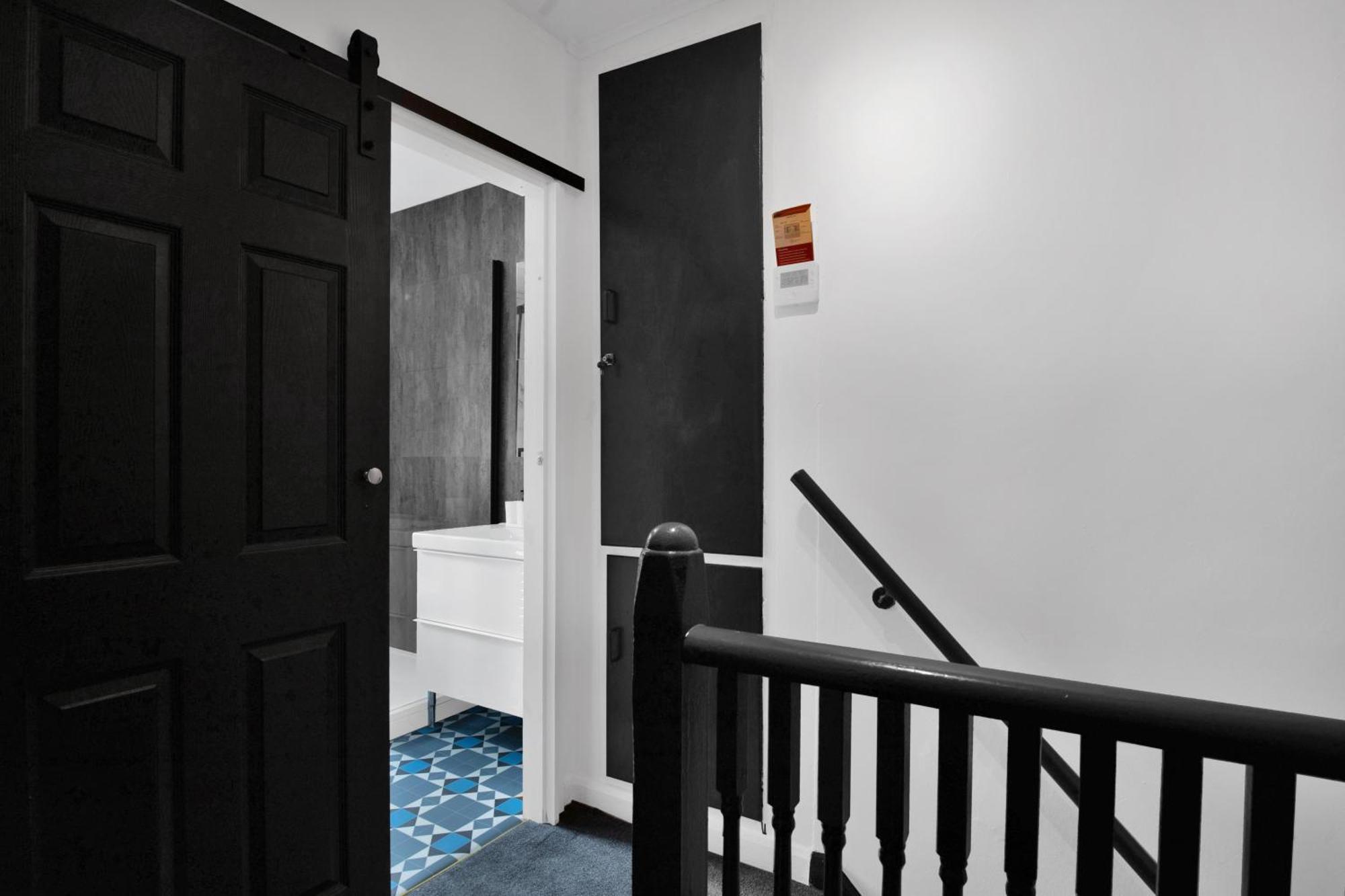 Charming 3-bedroom House, Close To Centre, Free Parking *
