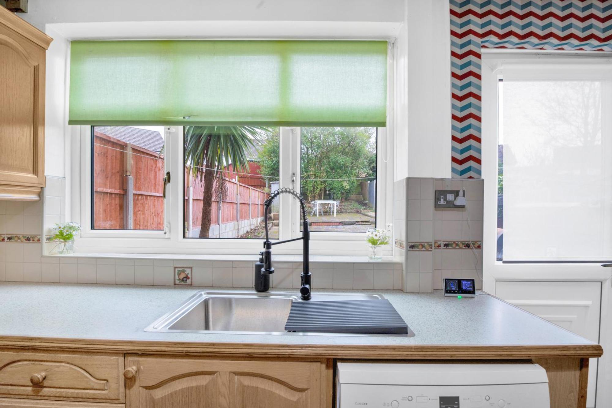 Charming 6 Beds House, Close To Centre, Free Parking Holiday home *