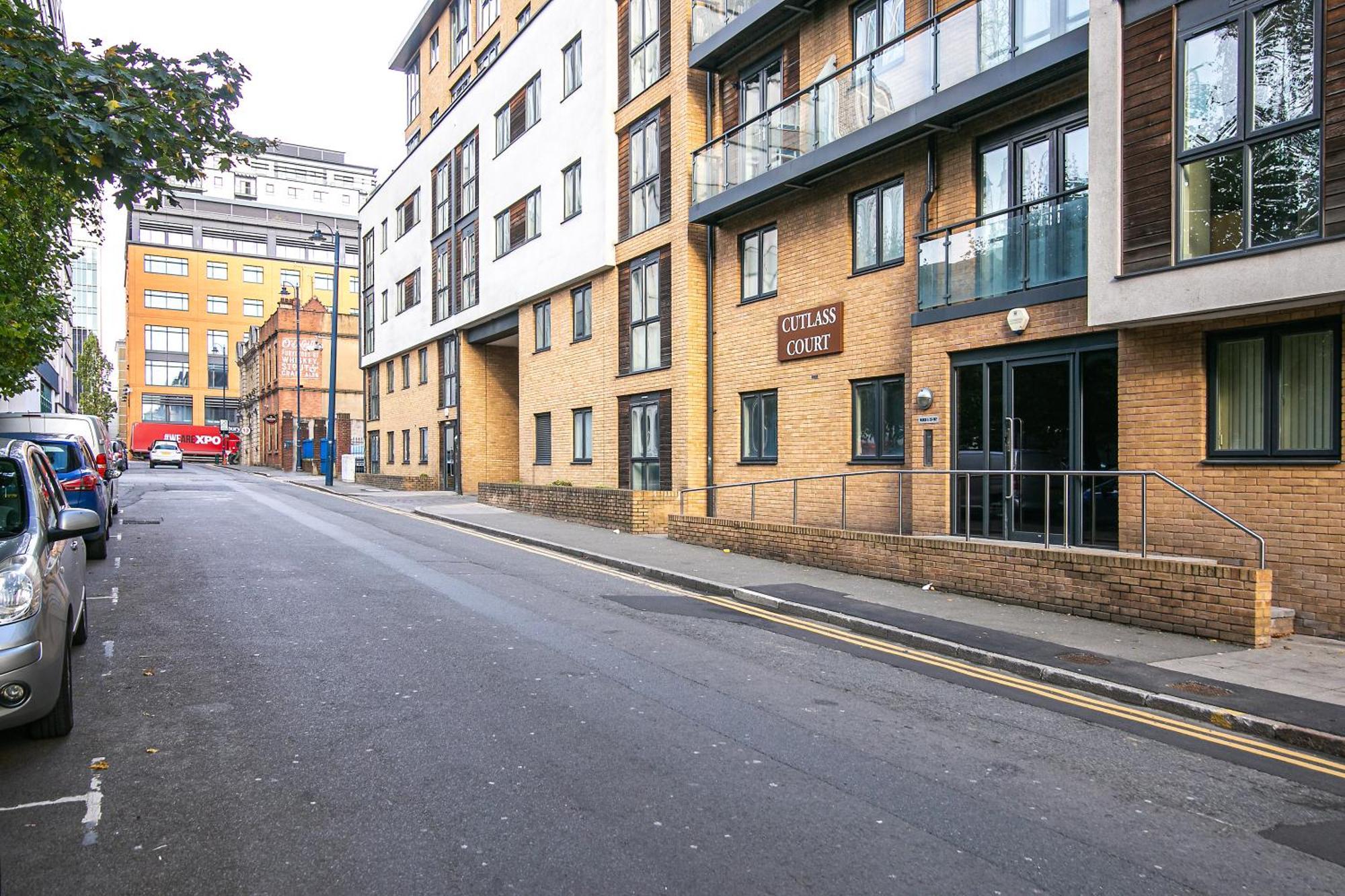 Mercury Centre Netflix Dedicated Workspace By Your Perfect Short Lets Apartment *