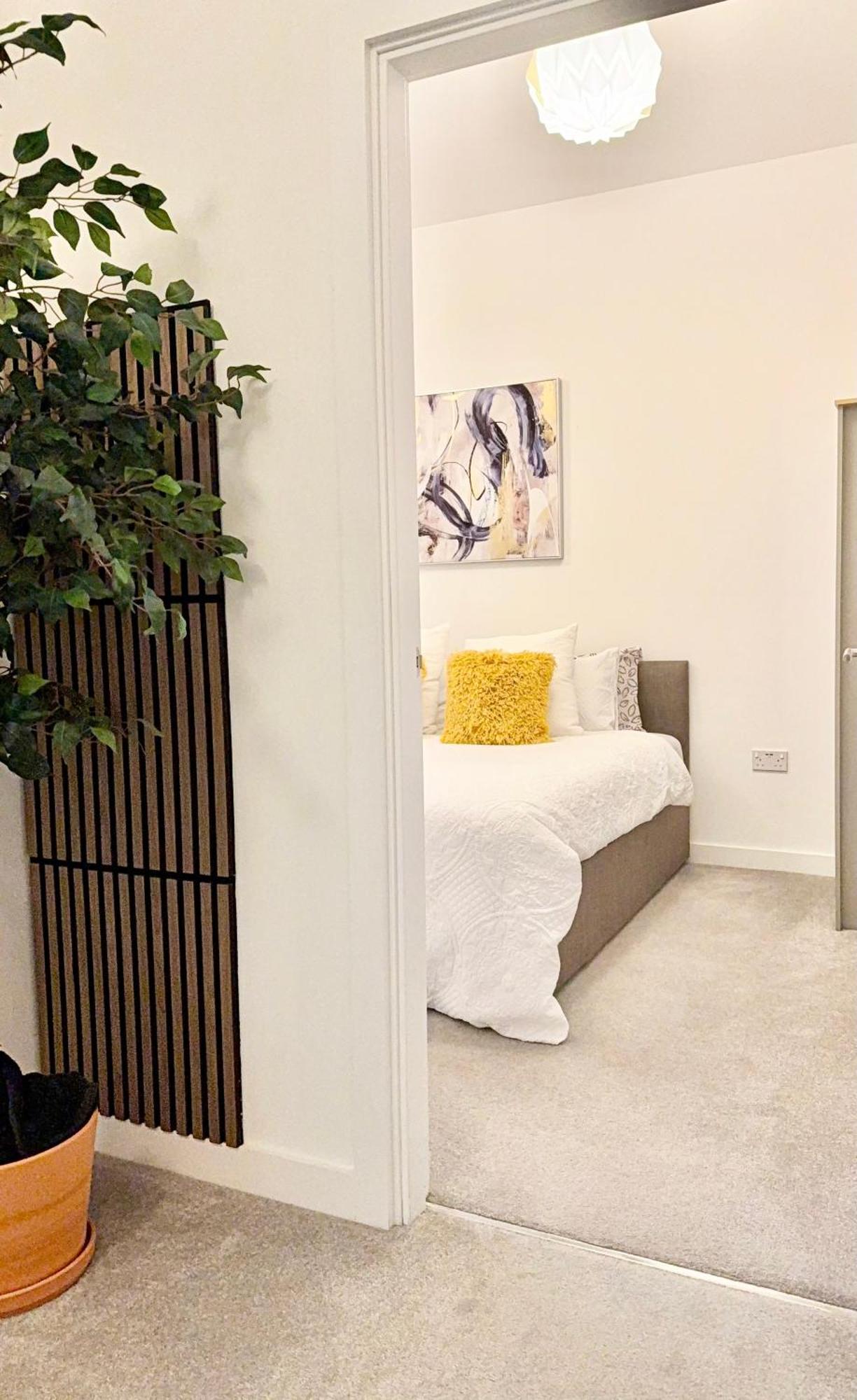 The Parkes A Stylish 3br House With Free Parking, 5 Mins From Close To The Edgbaston Stadium, The Hippodrome, Uob, Aston And Bcu, China Town, Kings Heath Bhx Airport And Much *