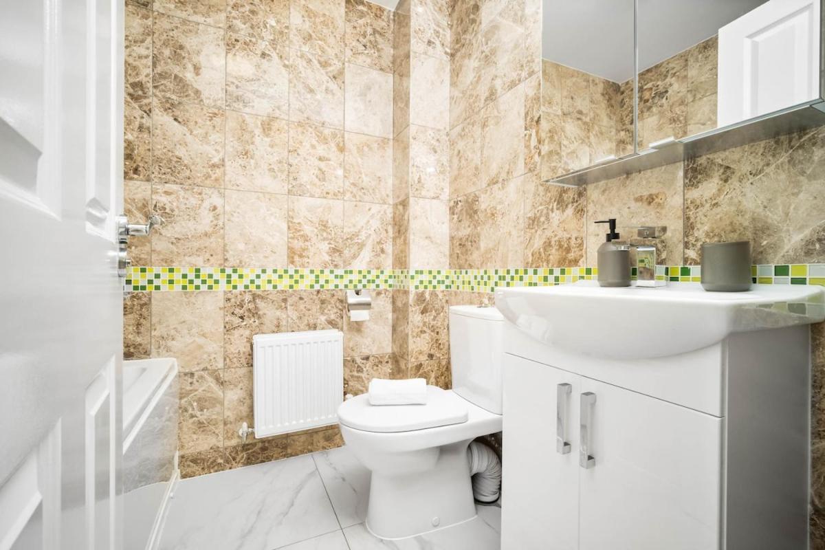 Spacious, Chic Townhouse With Parking & Garden Holiday home