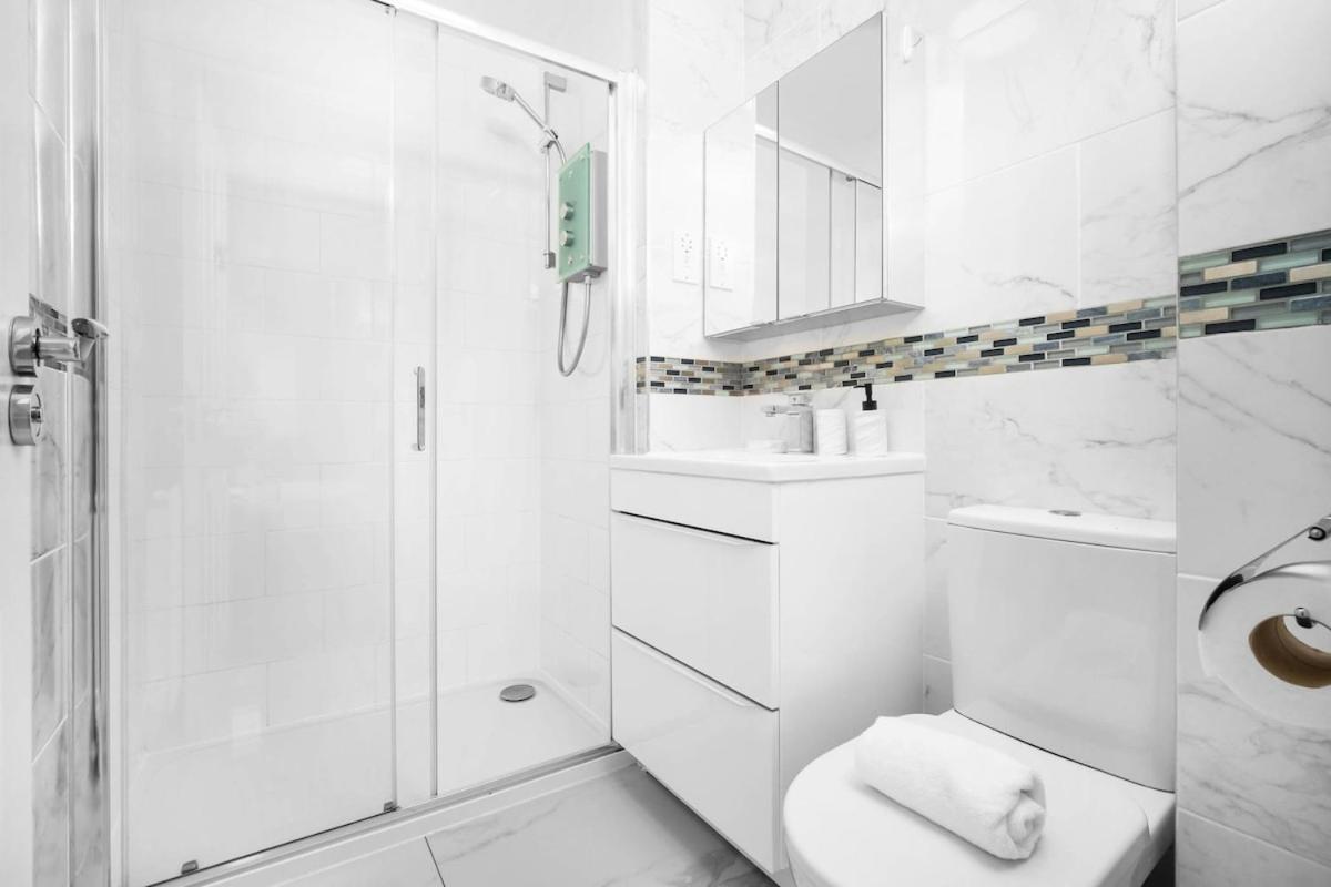 Spacious, Chic Townhouse With Parking & Garden Holiday home Birmingham