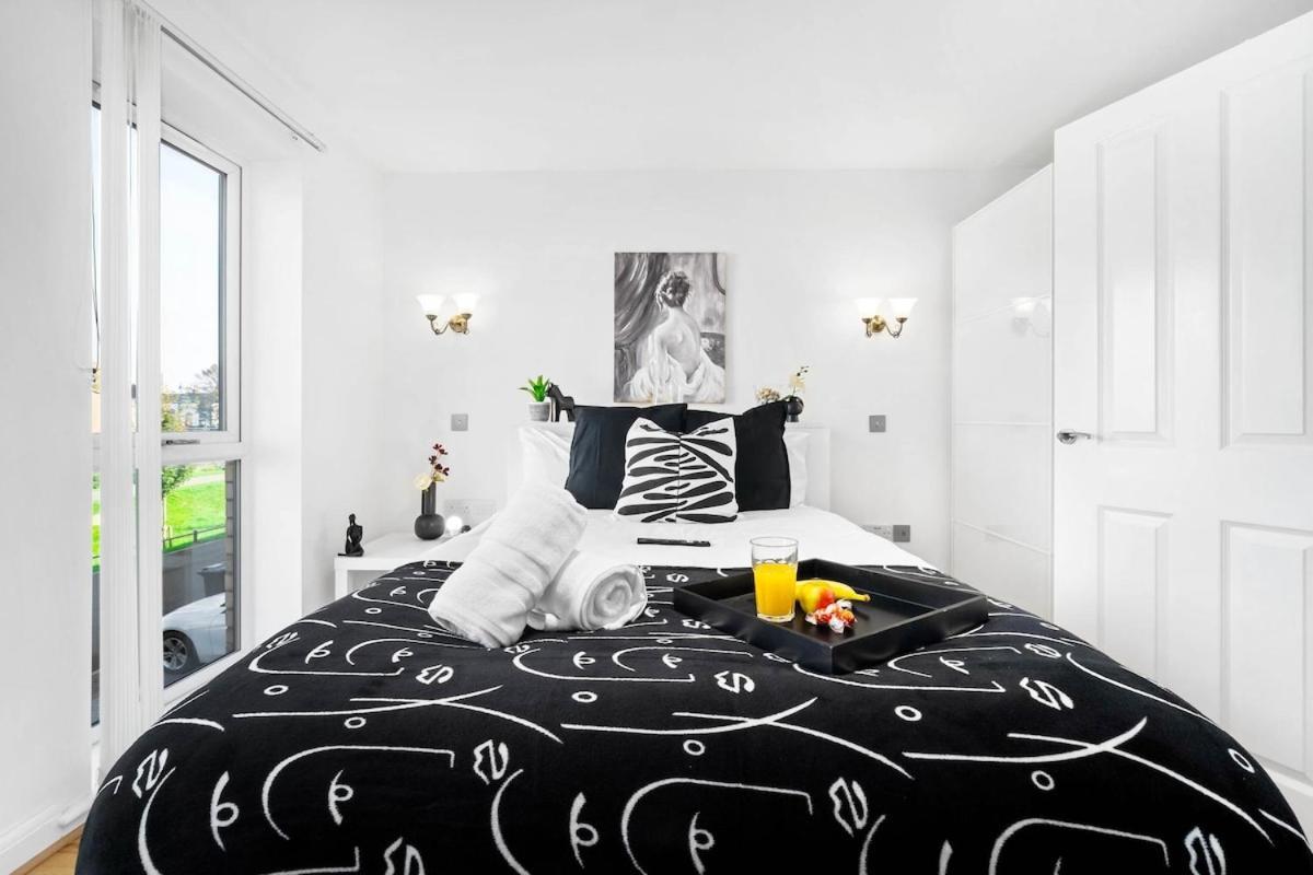 Spacious, Chic Townhouse With Parking & Garden Holiday home Birmingham