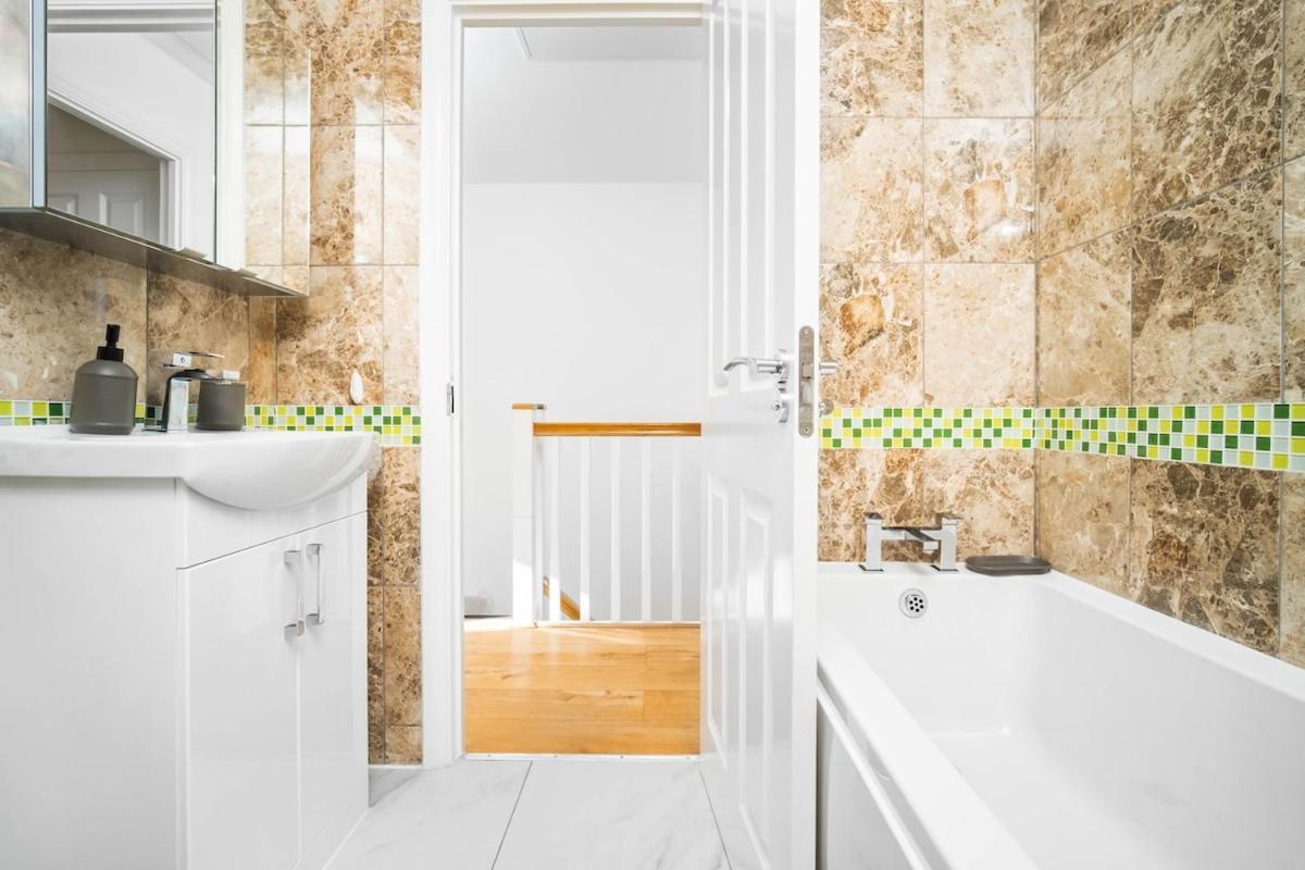 Spacious, Chic Townhouse With Parking & Garden Birmingham
