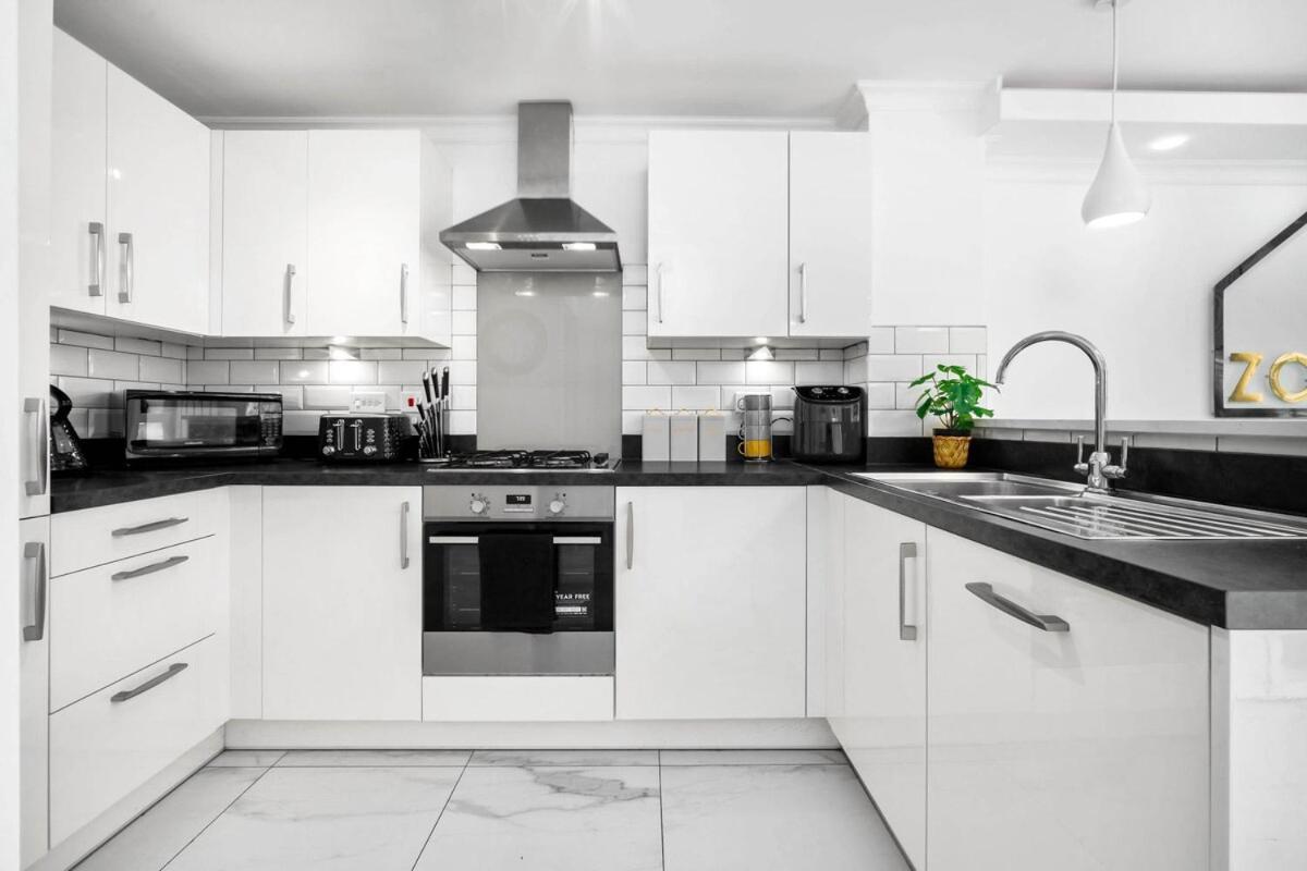 Spacious, Chic Townhouse With Parking & Garden Holiday home *