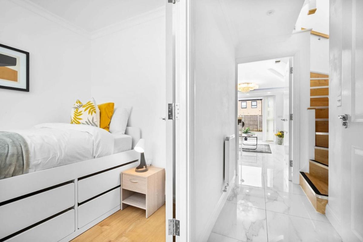 Spacious, Chic Townhouse With Parking & Garden Holiday home *