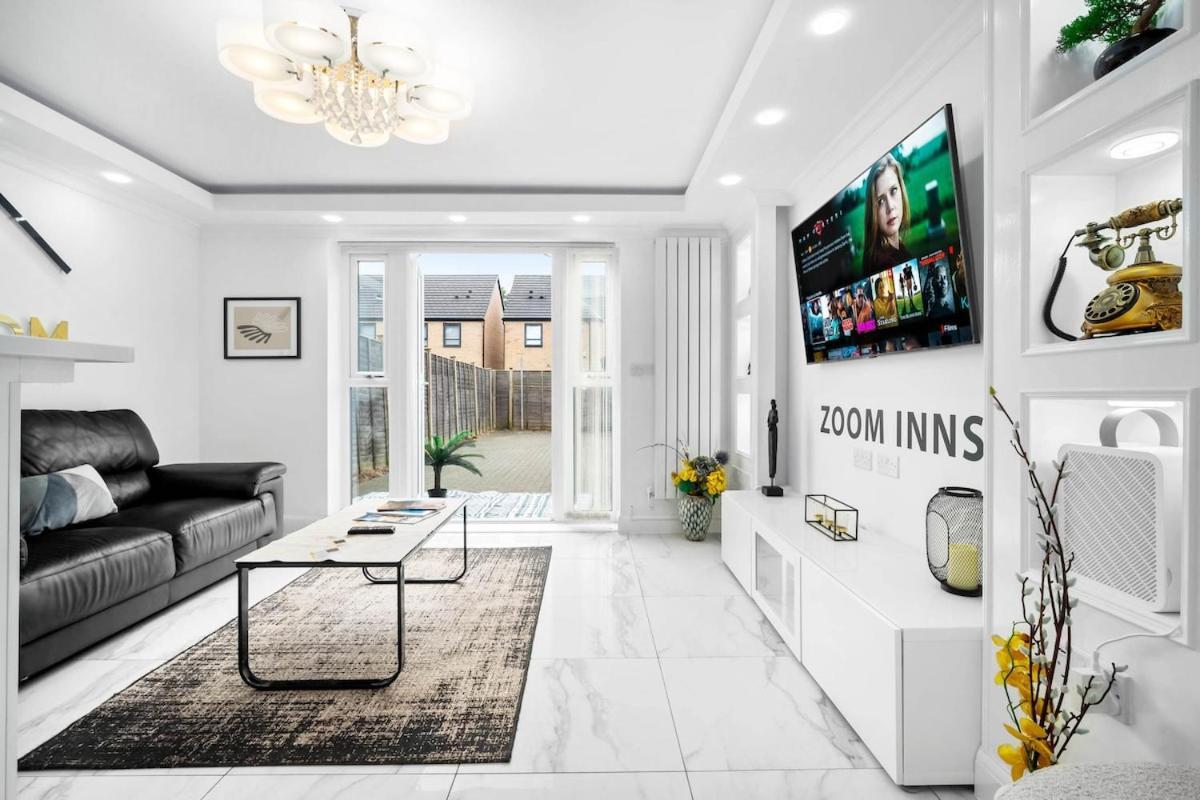 Spacious, Chic Townhouse With Parking & Garden Holiday home *