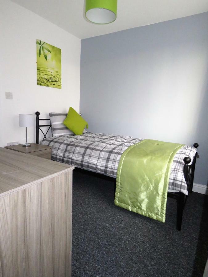 Staynec Moat House Birmingham - For Company, Contractor And Leisure Stays - Nec, Hs2, Jlr, Airport Holiday home