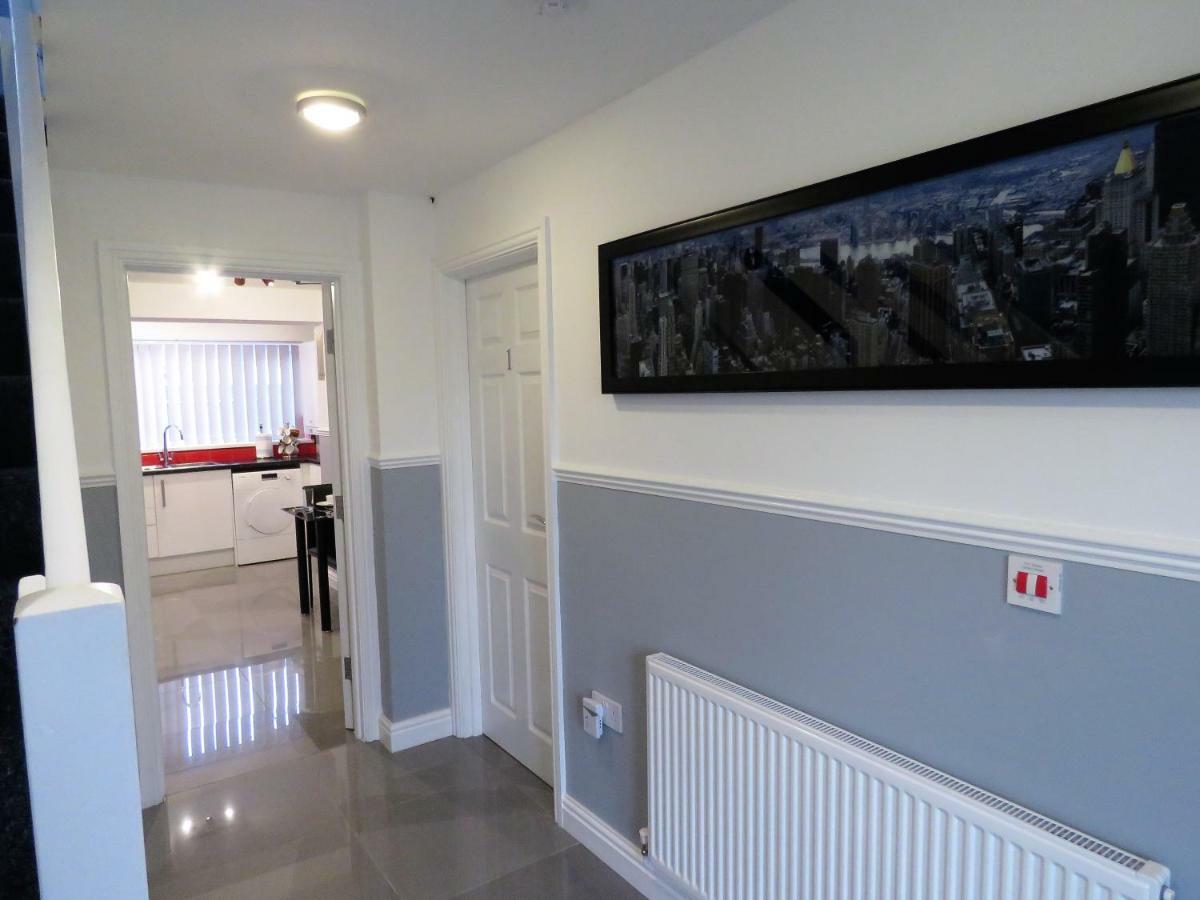 Staynec Moat House Birmingham - For Company, Contractor And Leisure Stays - Nec, Hs2, Jlr, Airport Holiday home Birmingham