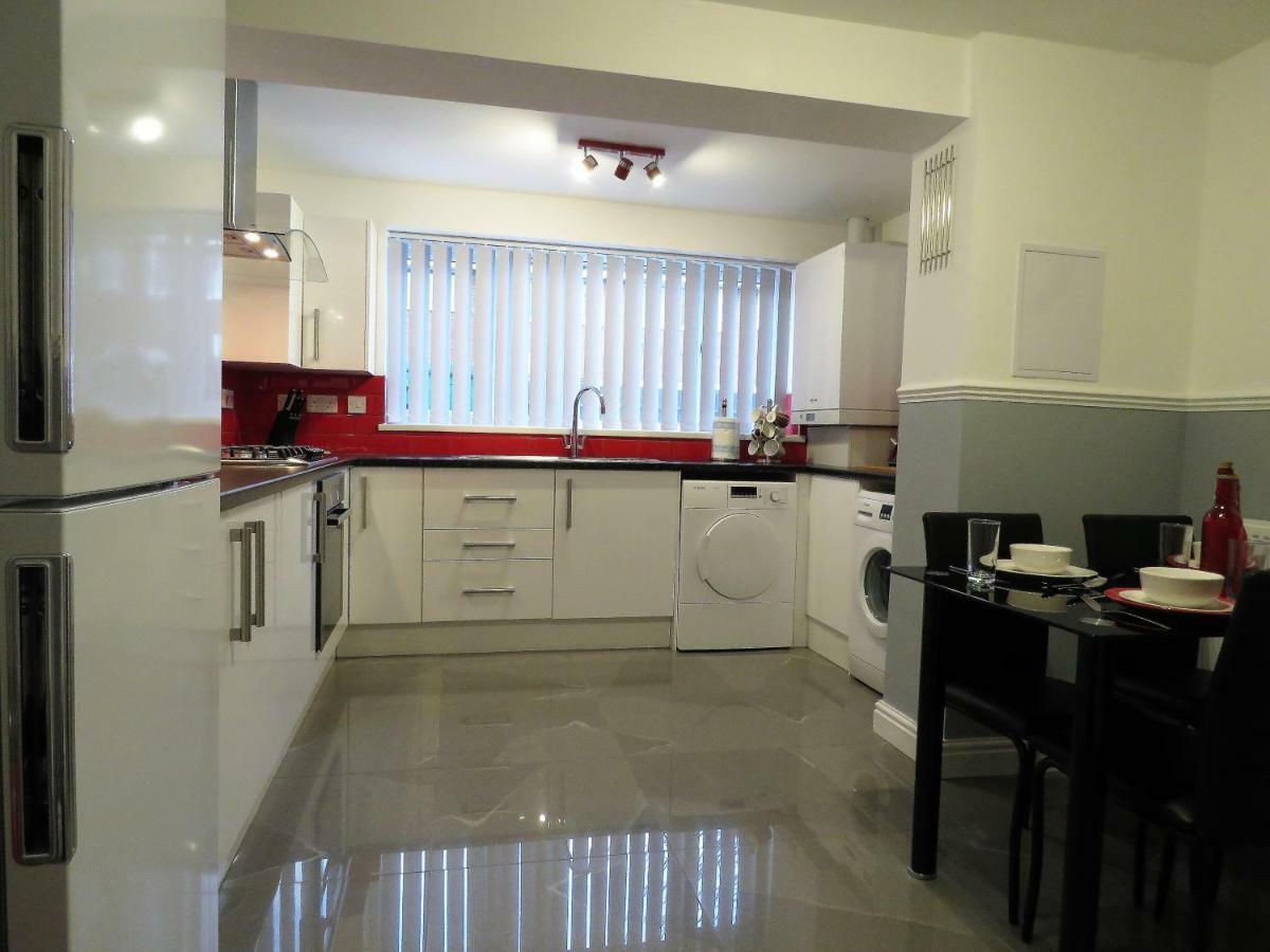 Staynec Moat House Birmingham - For Company, Contractor And Leisure Stays - Nec, Hs2, Jlr, Airport Birmingham