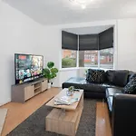 3 Bedroom House - 8 Guests - Parking - Garden - Rated Superb - Netflix - Wifi - Great Location