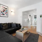 3 Bedroom House - 8 Guests - Parking - Garden - Rated Superb - Netflix - Wifi - Great Location