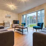 Xclusive Living Close To Nec, Free Wifi, Netflix, Parking, Sleeps 5, 3 Bedroom House, Ideal For Families, Contractors & Corporates Near Nec & Airport On Dove Close