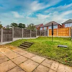 Xclusive Living Close To Nec, Free Wifi, Netflix, Parking, Sleeps 5, 3 Bedroom House, Ideal For Families, Contractors & Corporates Near Nec & Airport On Dove Close