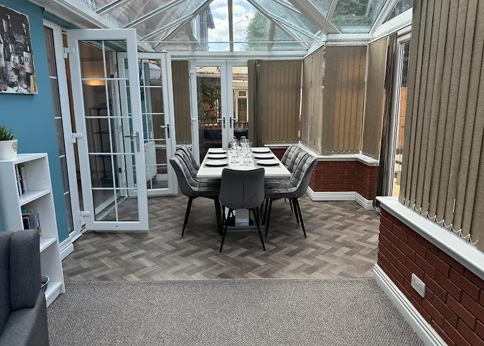 Huge 9 Bed Property Sleeps 17, Near Nec, City Centre, Hs2