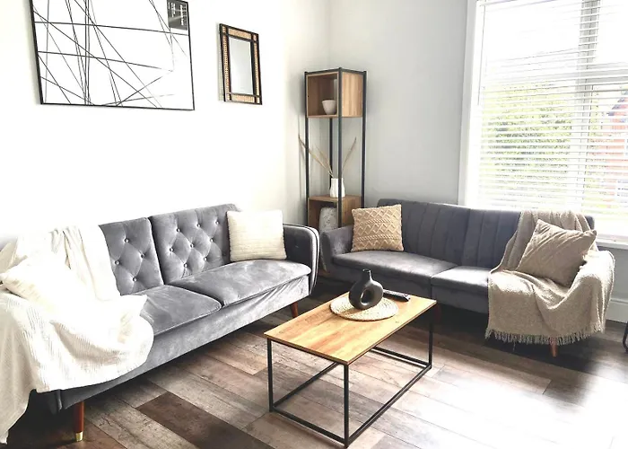 Vibrant 2 Bedroom Flat, Free Parking