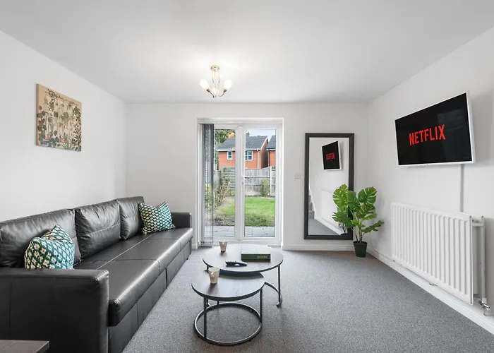 Modern Luxury Two Bedroom House - Long Stays Available