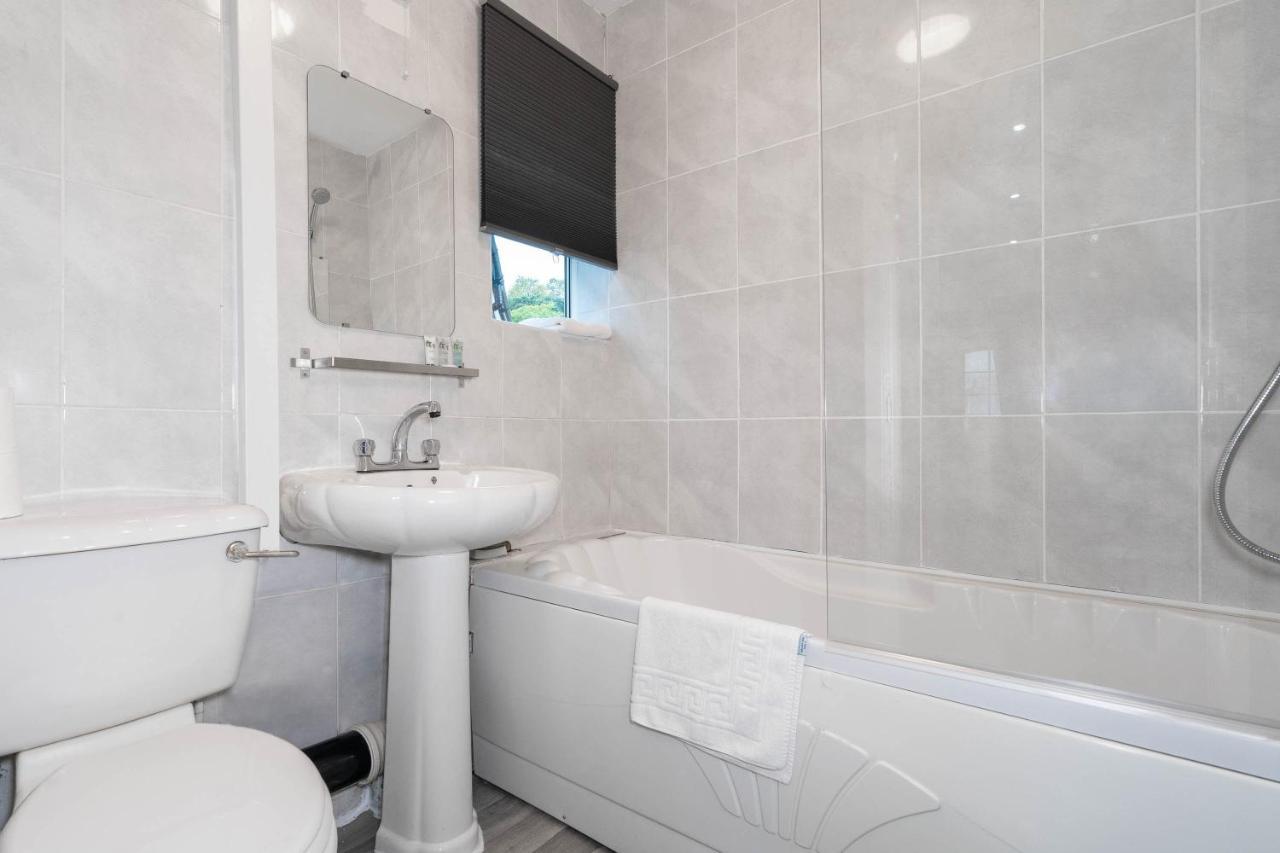 3 Bedroom House - 8 Guests - Parking - Garden - Rated Superb - Netflix - Wifi - Great Location Holiday home Birmingham