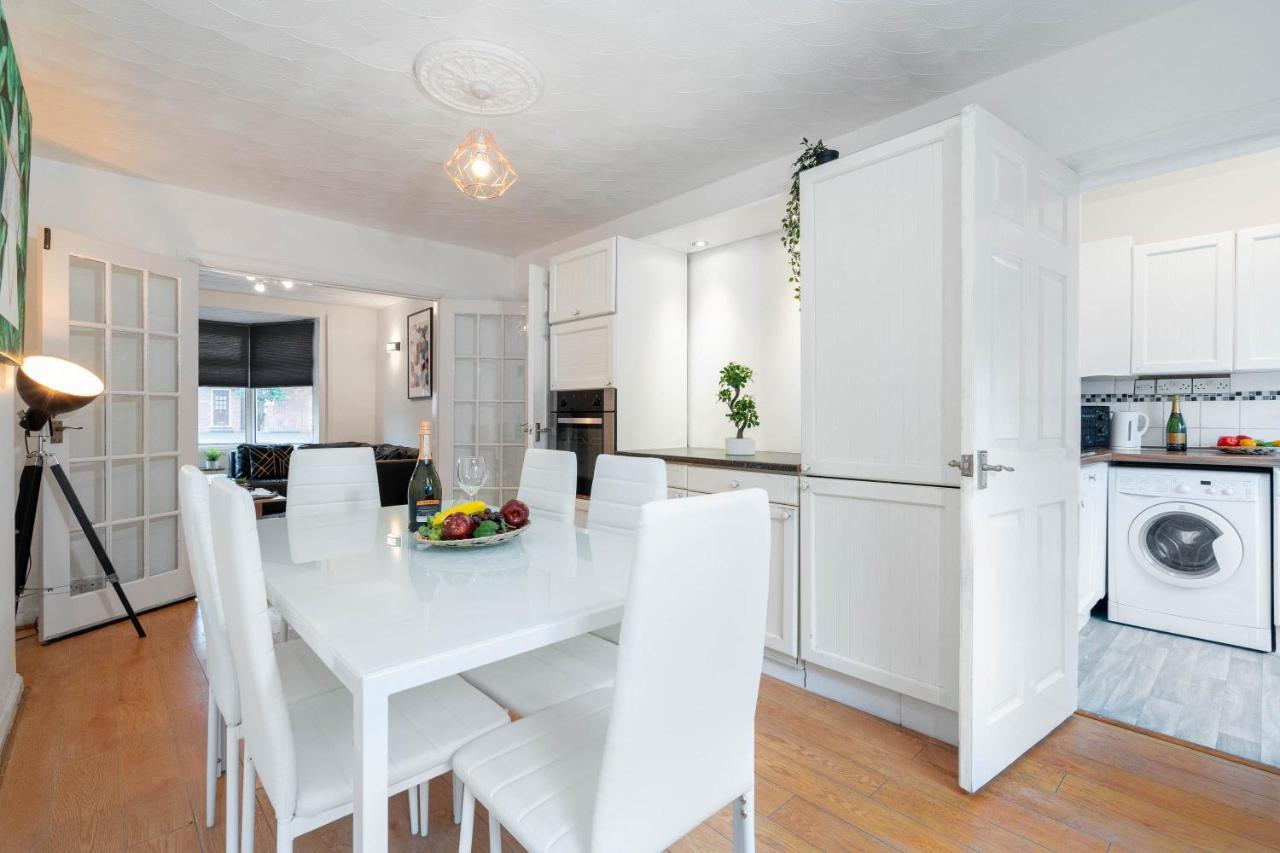 3 Bedroom House - 8 Guests - Parking - Garden - Rated Superb - Netflix - Wifi - Great Location
