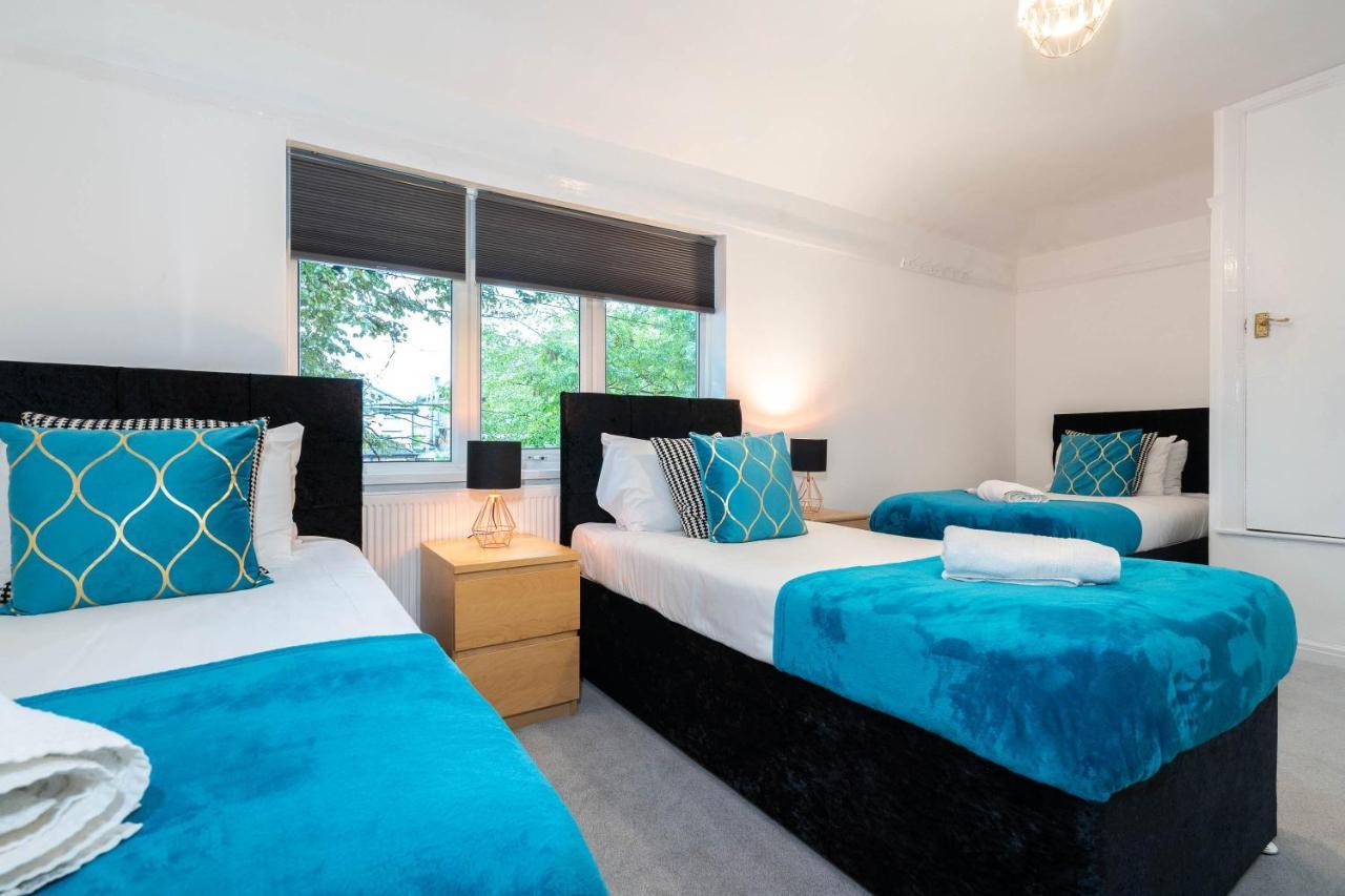 3 Bedroom House - 8 Guests - Parking - Garden - Rated Superb - Netflix - Wifi - Great Location Holiday home Birmingham