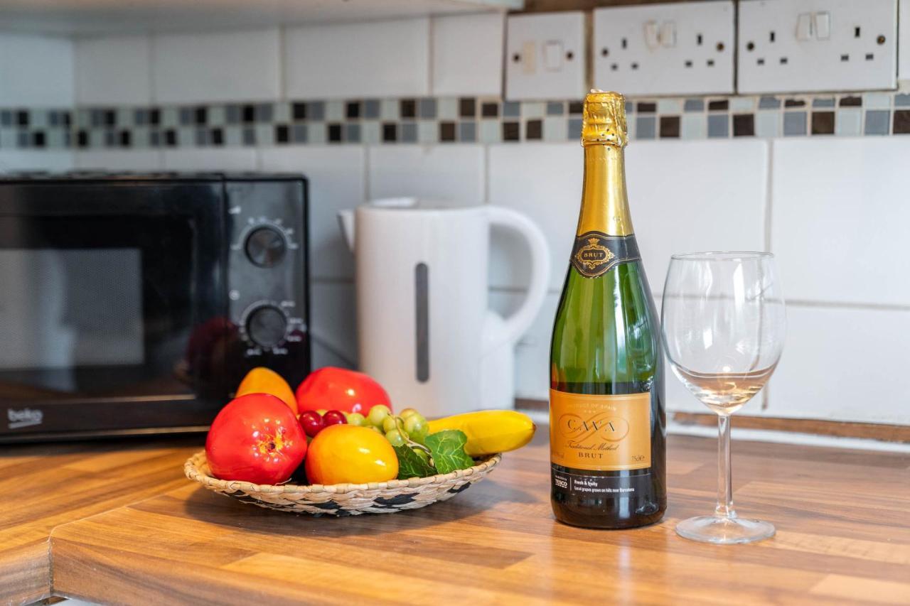 3 Bedroom House - 8 Guests - Parking - Garden - Rated Superb - Netflix - Wifi - Great Location Holiday home Birmingham