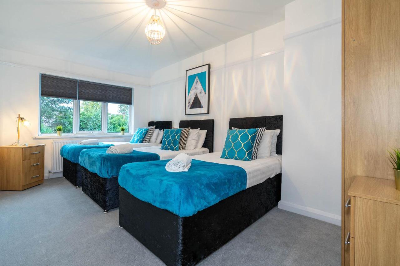 3 Bedroom House - 8 Guests - Parking - Garden - Rated Superb - Netflix - Wifi - Great Location Holiday home Birmingham