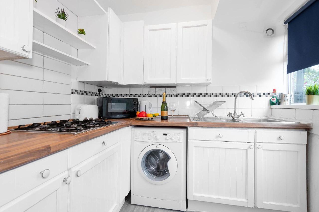 3 Bedroom House - 8 Guests - Parking - Garden - Rated Superb - Netflix - Wifi - Great Location