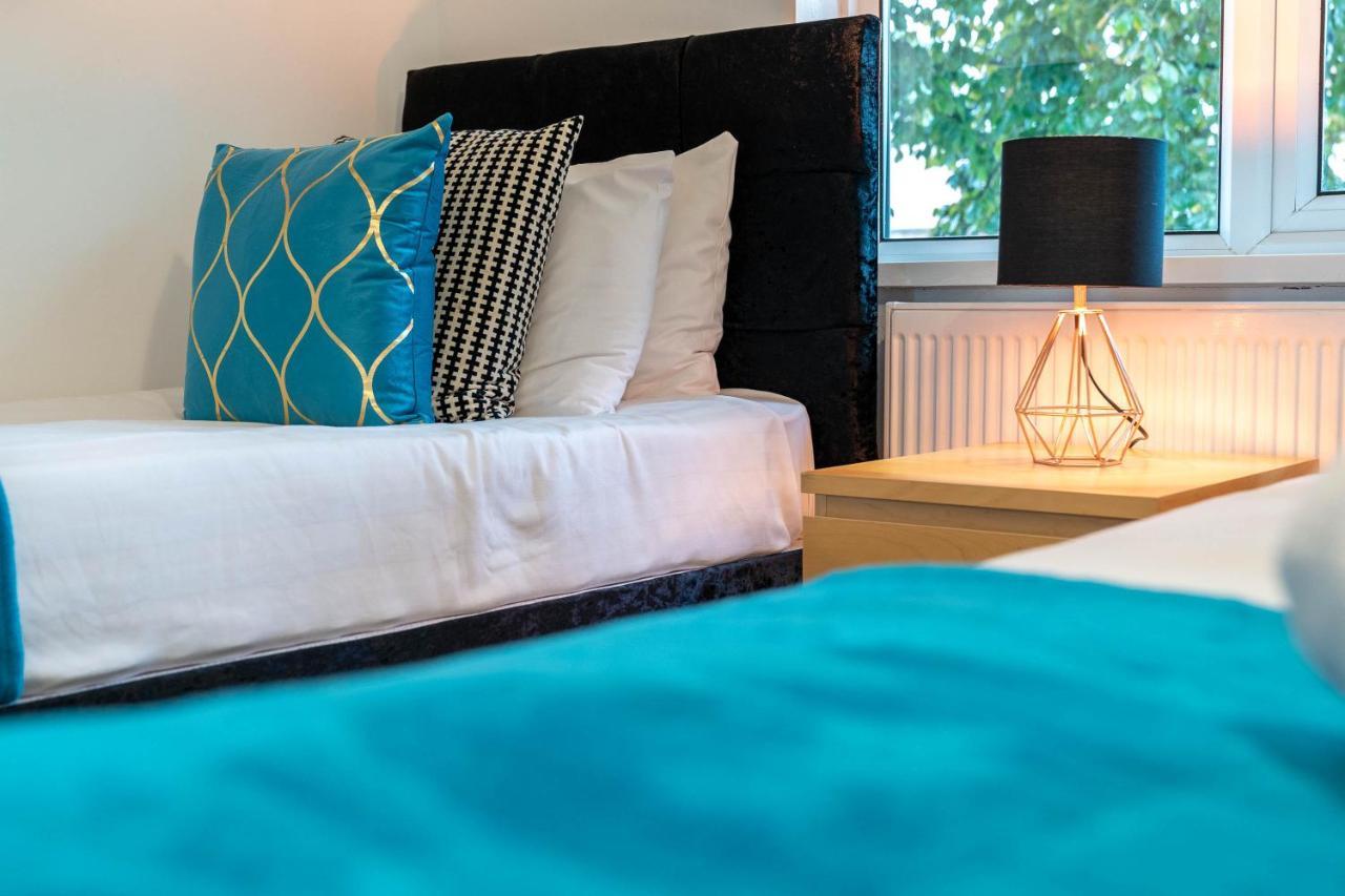 Holiday home 3 Bedroom House - 8 Guests - Parking - Garden - Rated Superb - Netflix - Wifi - Great Location Birmingham