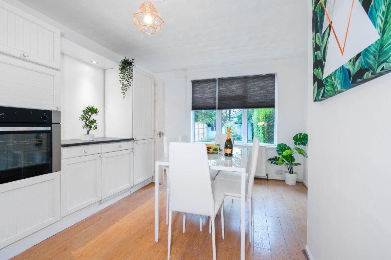 Holiday home 3 Bedroom House - 8 Guests - Parking - Garden - Rated Superb - Netflix - Wifi - Great Location