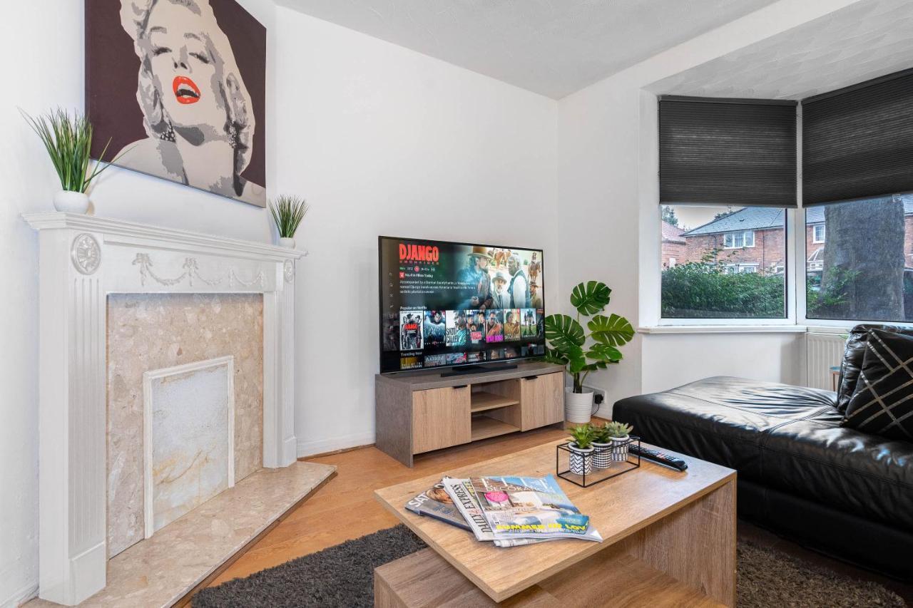 3 Bedroom House - 8 Guests - Parking - Garden - Rated Superb - Netflix - Wifi - Great Location *