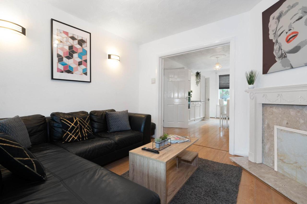 Holiday home 3 Bedroom House - 8 Guests - Parking - Garden - Rated Superb - Netflix - Wifi - Great Location