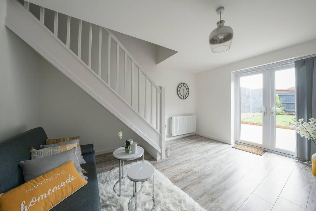 Stylish 2-bed Contractor Haven: Nec & Airport Proximity *