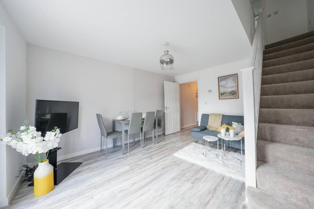Stylish 2-bed Contractor Haven: Nec & Airport Proximity Holiday home