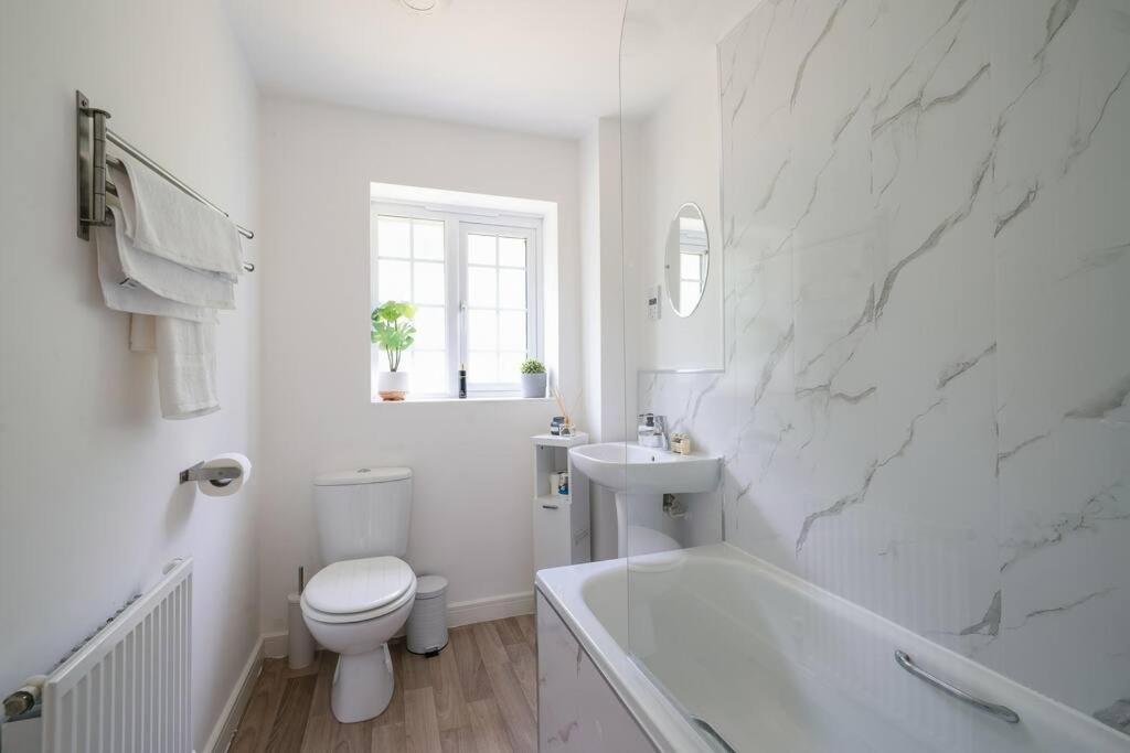 Stylish 2-bed Contractor Haven: Nec & Airport Proximity Holiday home Birmingham