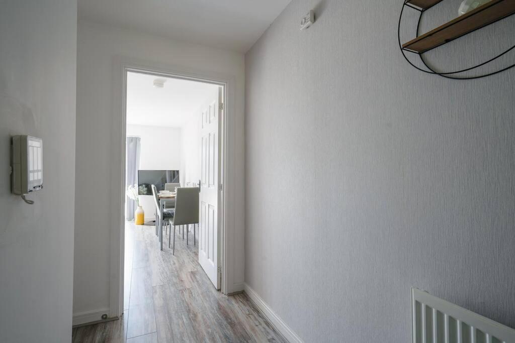Stylish 2-bed Contractor Haven: Nec & Airport Proximity Holiday home