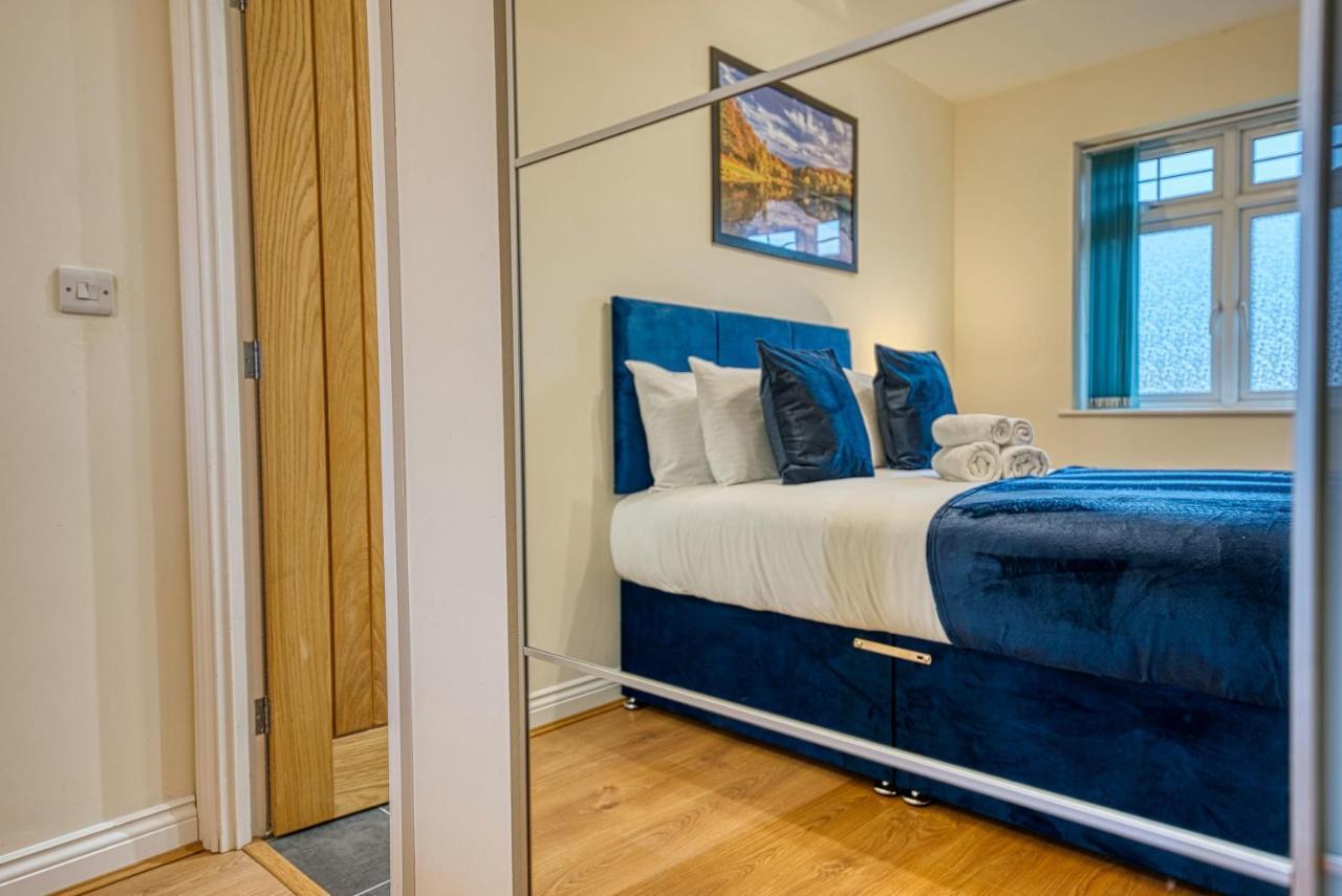 Xclusive Living Close To Nec, Free Wifi, Netflix, Parking, Sleeps 5, 3 Bedroom House, Ideal For Families, Contractors & Corporates Near Nec & Airport On Dove Close