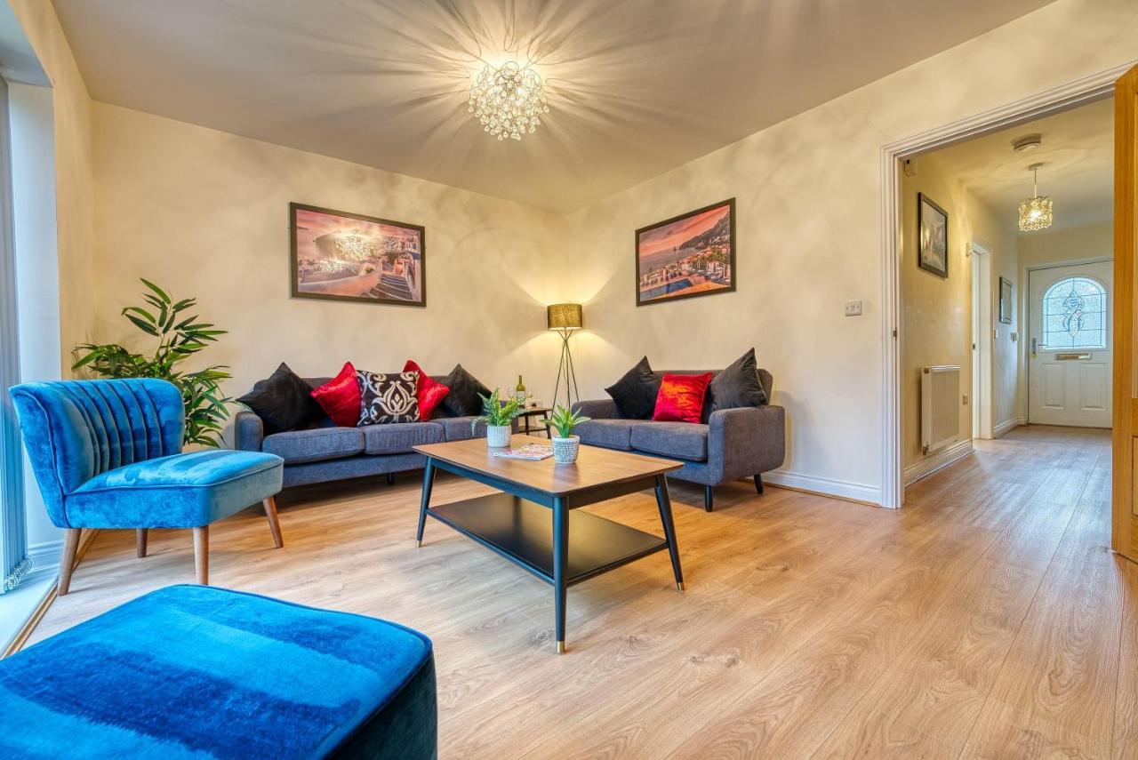 Xclusive Living Close To Nec, Free Wifi, Netflix, Parking, Sleeps 5, 3 Bedroom House, Ideal For Families, Contractors & Corporates Near Nec & Airport On Dove Close *