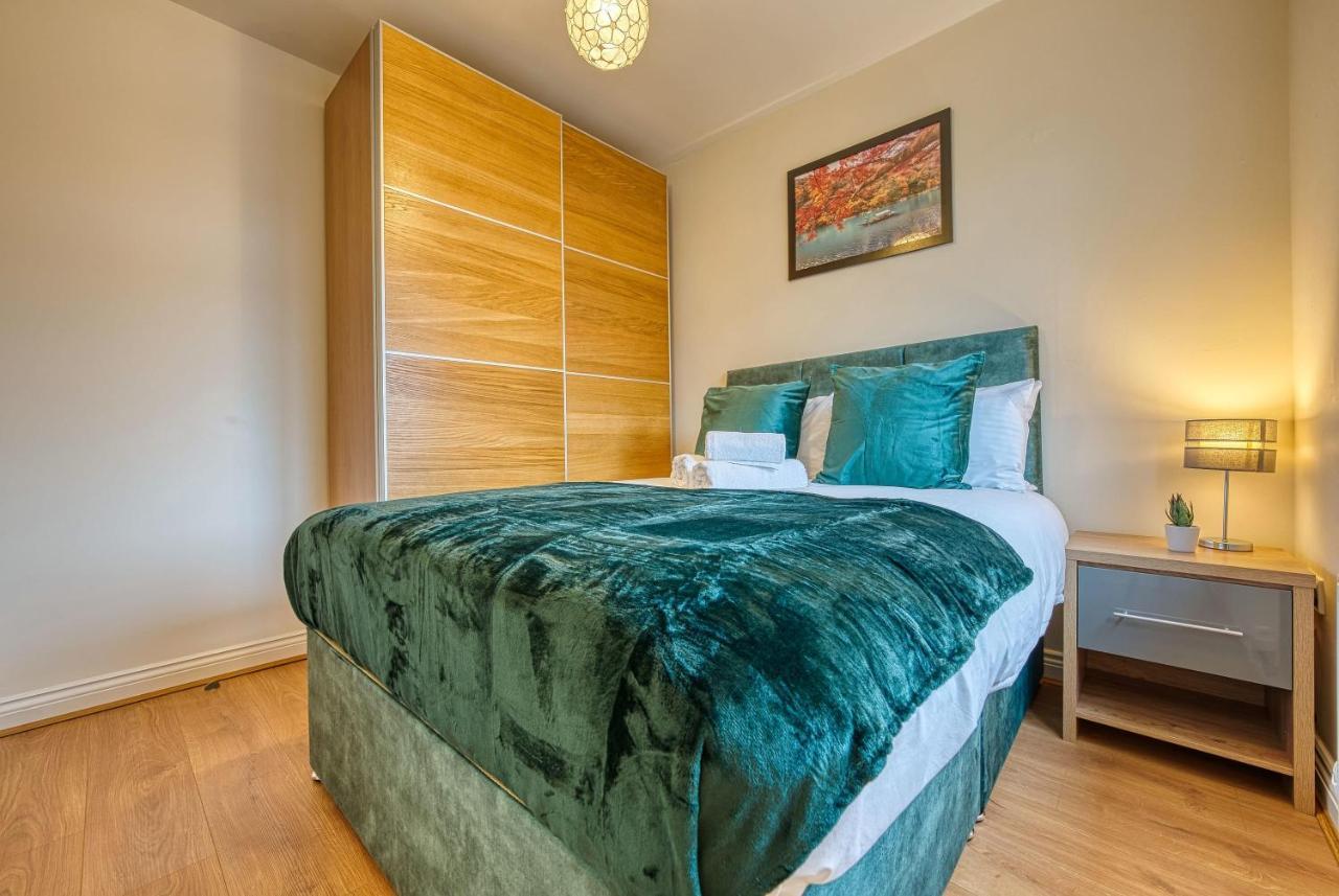 Xclusive Living Close To Nec, Free Wifi, Netflix, Parking, Sleeps 5, 3 Bedroom House, Ideal For Families, Contractors & Corporates Near Nec & Airport On Dove Close Holiday home Birmingham