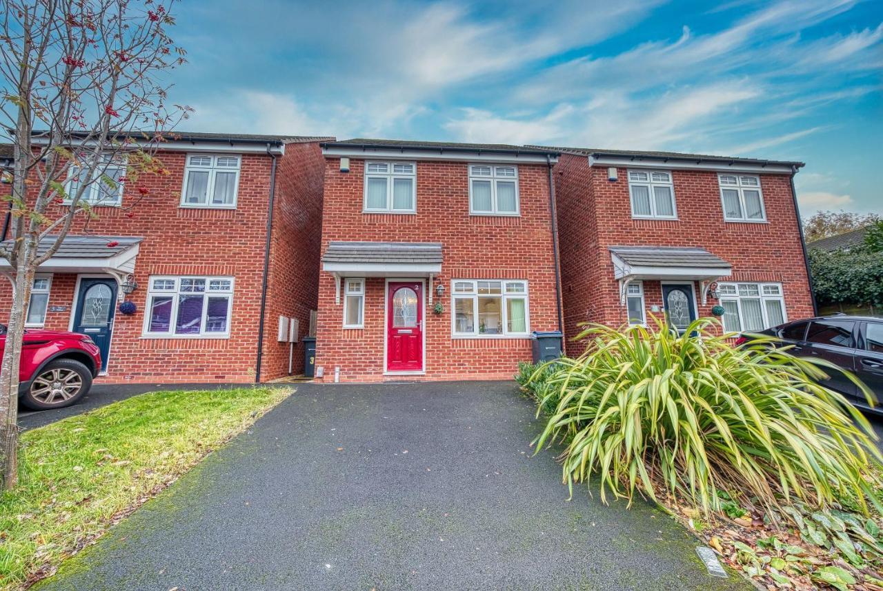Xclusive Living Close To Nec, Free Wifi, Netflix, Parking, Sleeps 5, 3 Bedroom House, Ideal For Families, Contractors & Corporates Near Nec & Airport On Dove Close Holiday home Birmingham