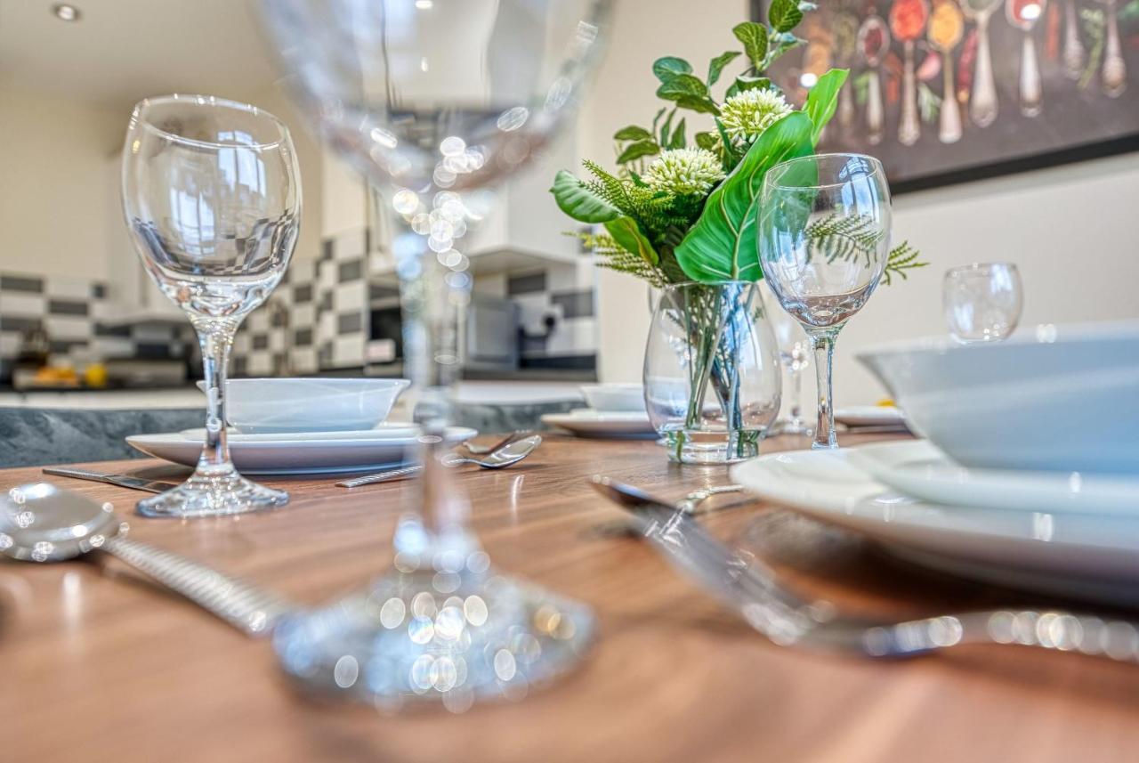 Xclusive Living Close To Nec, Free Wifi, Netflix, Parking, Sleeps 5, 3 Bedroom House, Ideal For Families, Contractors & Corporates Near Nec & Airport On Dove Close *