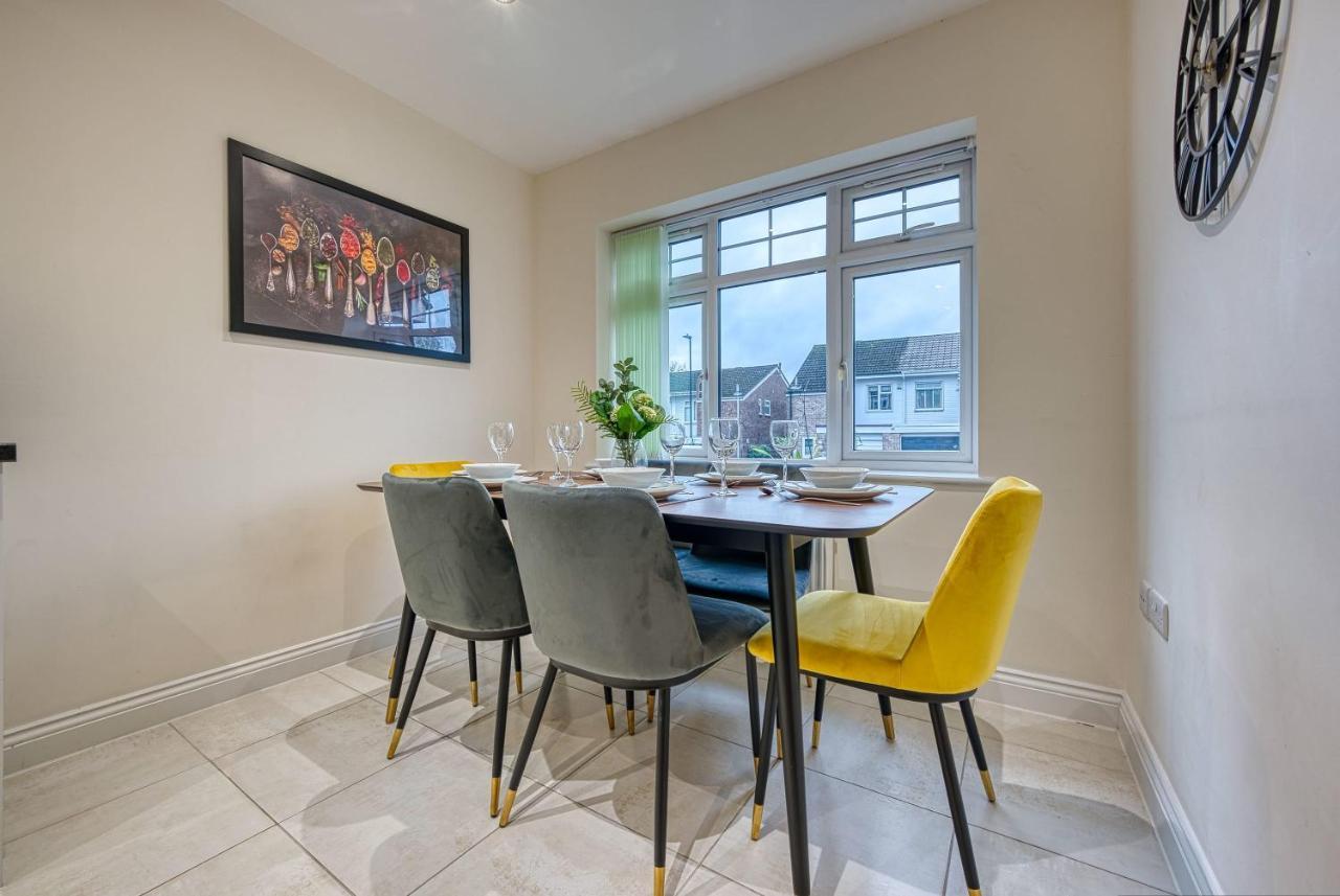 Holiday home Xclusive Living Close To Nec, Free Wifi, Netflix, Parking, Sleeps 5, 3 Bedroom House, Ideal For Families, Contractors & Corporates Near Nec & Airport On Dove Close