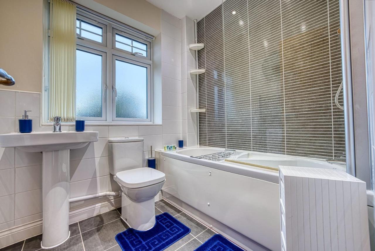 Xclusive Living Close To Nec, Free Wifi, Netflix, Parking, Sleeps 5, 3 Bedroom House, Ideal For Families, Contractors & Corporates Near Nec & Airport On Dove Close * Birmingham