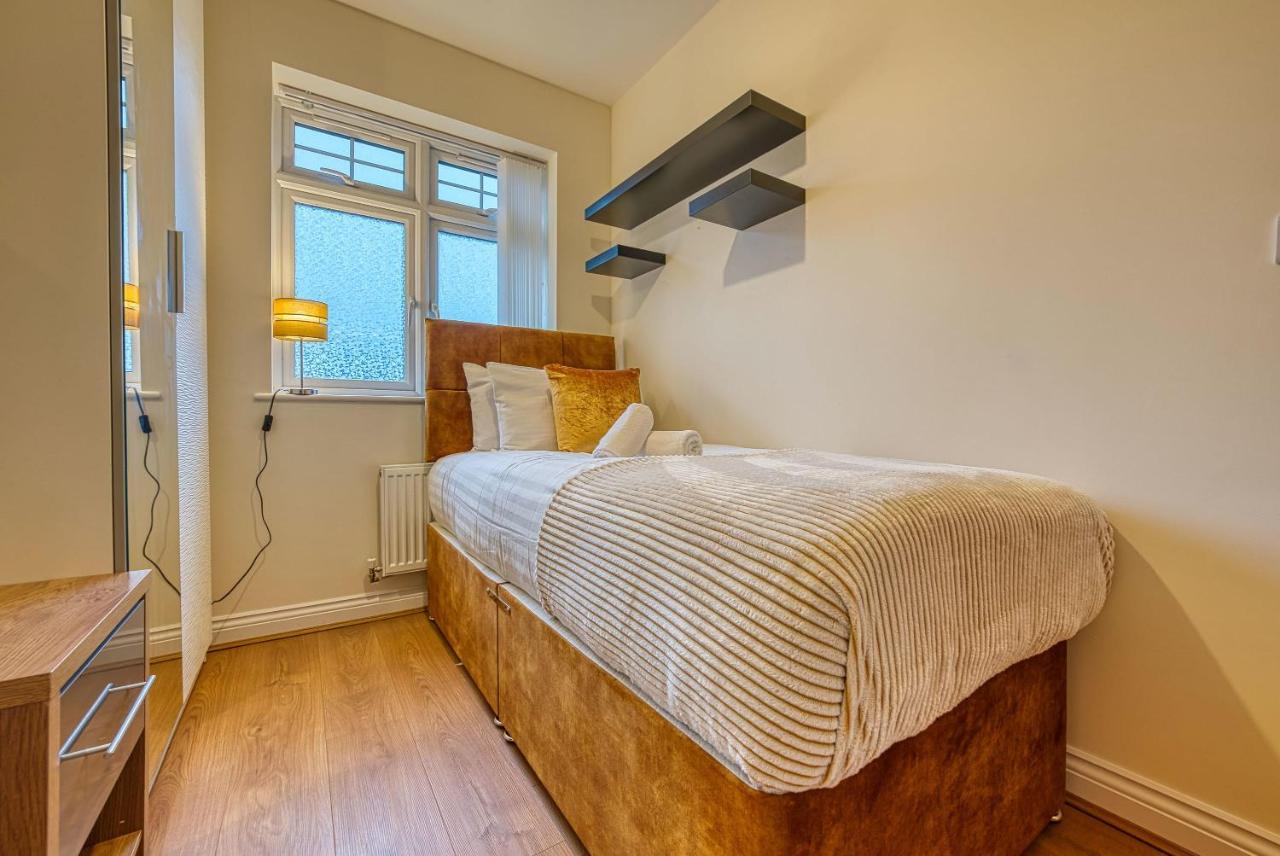 Holiday home Xclusive Living Close To Nec, Free Wifi, Netflix, Parking, Sleeps 5, 3 Bedroom House, Ideal For Families, Contractors & Corporates Near Nec & Airport On Dove Close