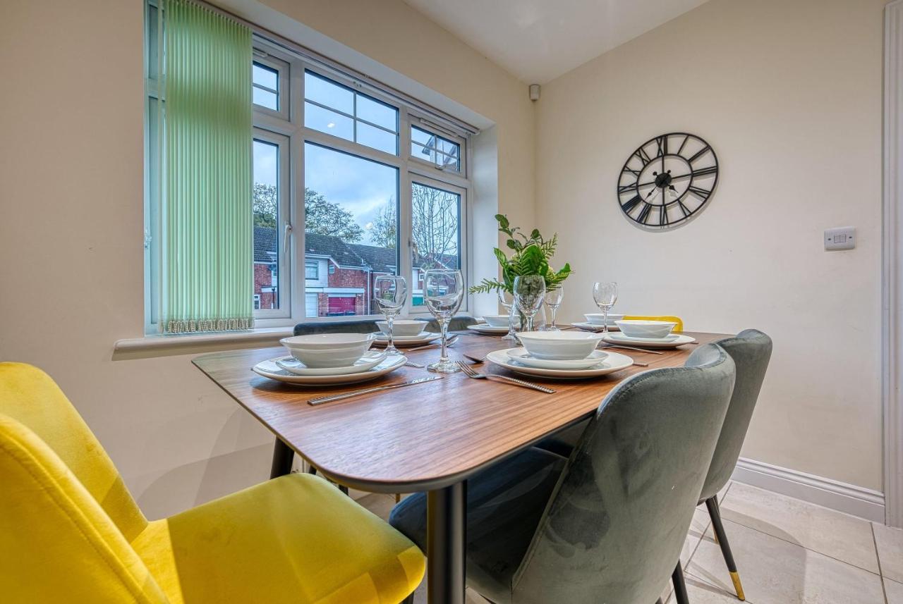 Holiday home Xclusive Living Close To Nec, Free Wifi, Netflix, Parking, Sleeps 5, 3 Bedroom House, Ideal For Families, Contractors & Corporates Near Nec & Airport On Dove Close Birmingham