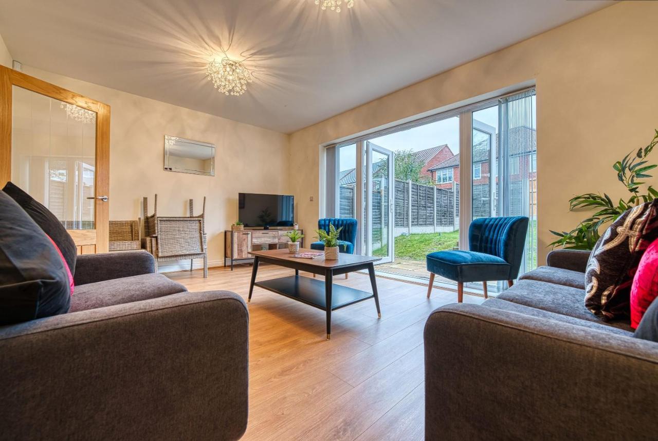 Xclusive Living Close To Nec, Free Wifi, Netflix, Parking, Sleeps 5, 3 Bedroom House, Ideal For Families, Contractors & Corporates Near Nec & Airport On Dove Close